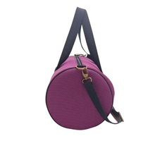 Cargar imagen en el visor de la galería, Compra nuestro bolso deportivo violeta-rosa, hechos a mano con tejido 3d y material reciclado, elaborado artesanalmente por las mujeres del Programa Social de Creadoness.
