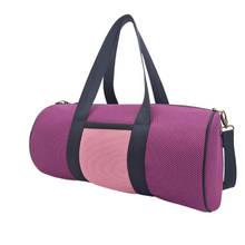 Cargar imagen en el visor de la galería, Compra nuestro bolso deportivo violeta-rosa, hechos a mano con tejido 3D y material reciclado, elaborado artesanalmente por las mujeres del Programa Social de Creadoness.
