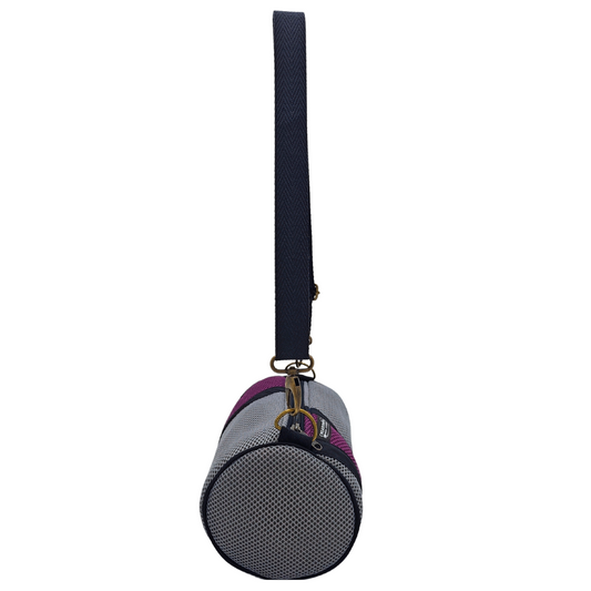 Compra nuestro mini bolso gris-violeta, hecho a mano con tejido 3D y material reciclado, elaborado artesanalmente por las mujeres del Programa Social de Creadoness.