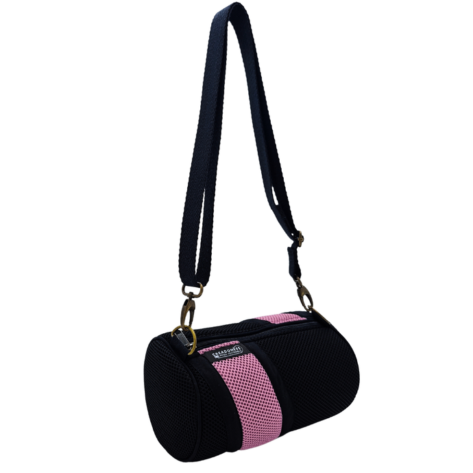 Compra nuestro mini bolso negro-rosa, hecho a mano con tejido 3D y material reciclado, elaborado artesanalmente por las mujeres del Programa Social de Creadoness.