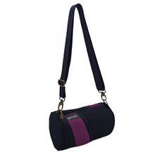 Load image into Gallery viewer, Compra nuestro mini bolso negro-violeta, hecho a mano con tejido 3D y material reciclado, elaborado artesanalmente por las mujeres del Programa Social de Creadoness.
