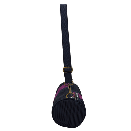 Compra nuestro mini bolso negro-violeta, hecho a mano con tejido 3D y material reciclado, elaborado artesanalmente por las mujeres del Programa Social de Creadoness.