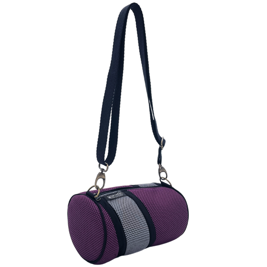 Compra nuestro mini bolso violeta-gris, hecho a mano con tejido 3D y material reciclado, elaborado artesanalmente por las mujeres del Programa Social de Creadoness.