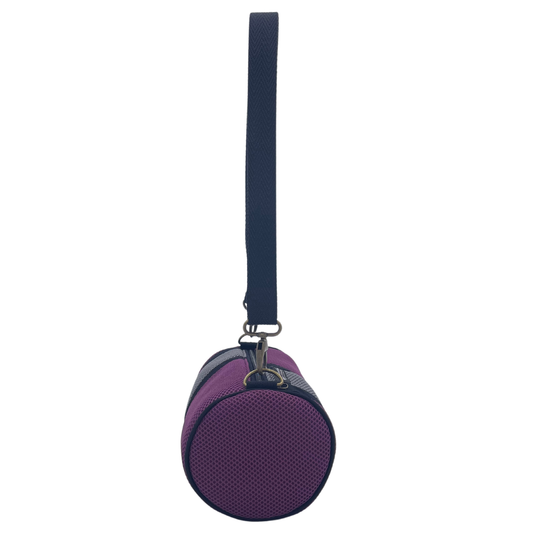 Compra nuestro mini bolso violeta-gris, hecho a mano con tejido 3D y material reciclado, elaborado artesanalmente por las mujeres del Programa Social de Creadoness.