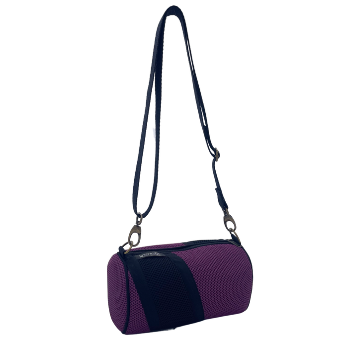 Compra nuestro mini bolso violeta-negro, hecho a mano con tejido 3D y material reciclado, elaborado artesanalmente por las mujeres del Programa Social de Creadoness.