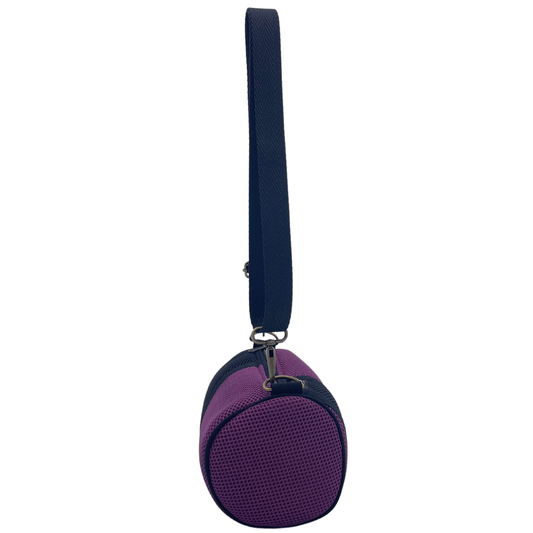 Compra nuestro mini bolso violeta-negro, hecho a mano con tejido 3D y material reciclado, elaborado artesanalmente por las mujeres del Programa Social de Creadoness.