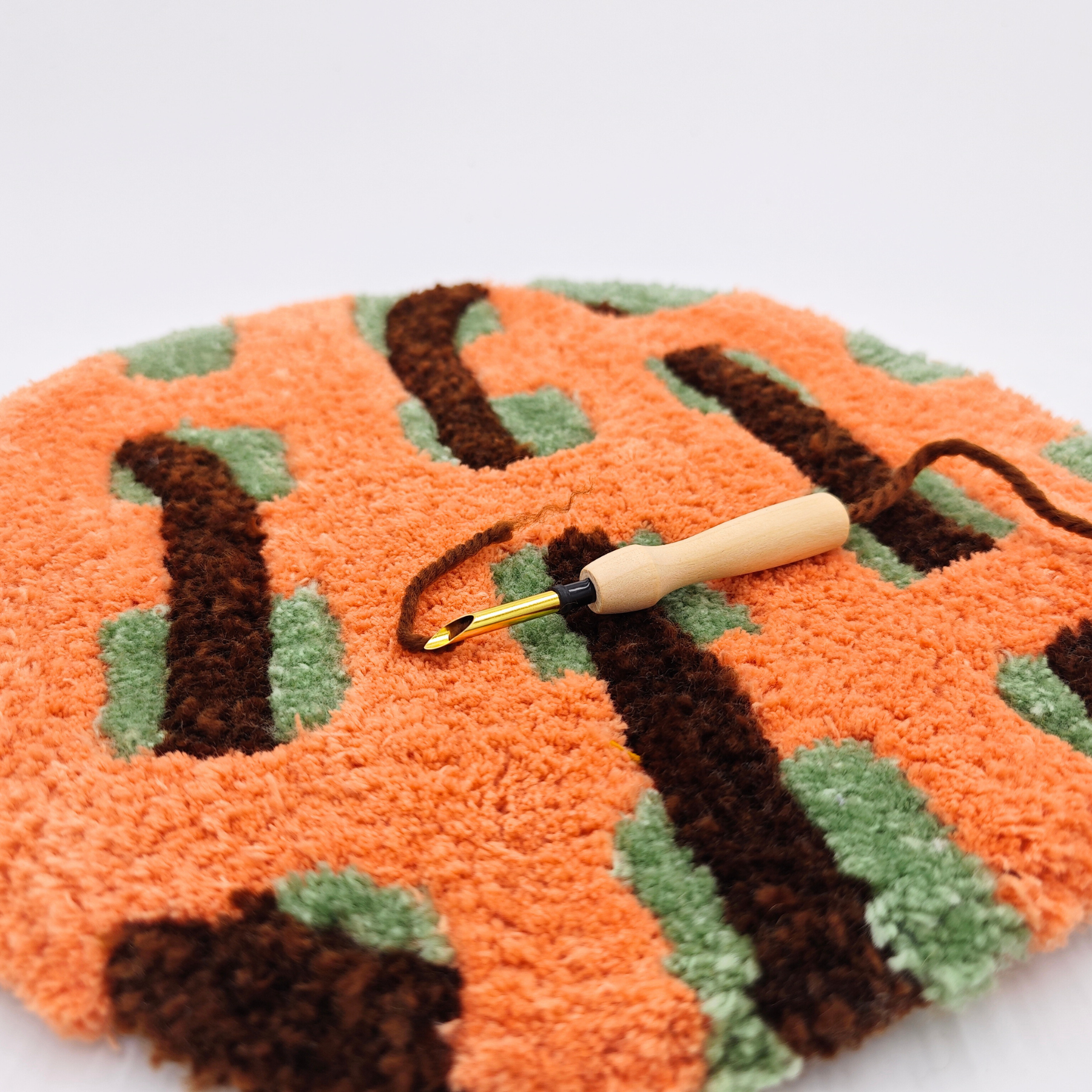 CURSO PUNCH NEEDLE Y TUFTING | 8 hs. Duración: 1 encuentro - 8 hs semanales  Inicia: Sábado 28 de octubre y 18 de noviembre  Horario: 10 a 19 hs (brunch incluido)