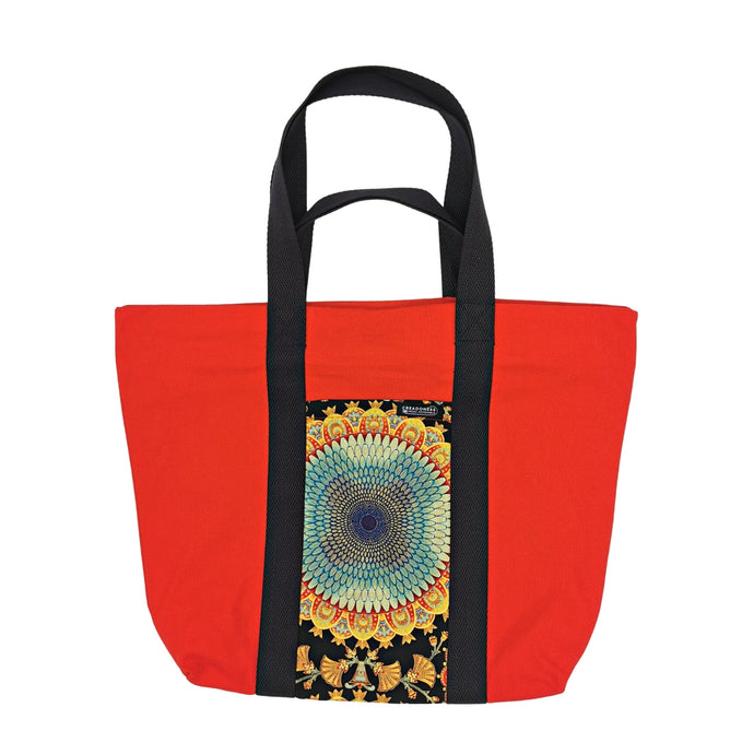Maxi Bag hecha de algodón de color rojo con un bolsillo exterior colorido con un diseño de mandala indio. Posee cuatro asas de algodón. Su medida es de 46 cm de alto