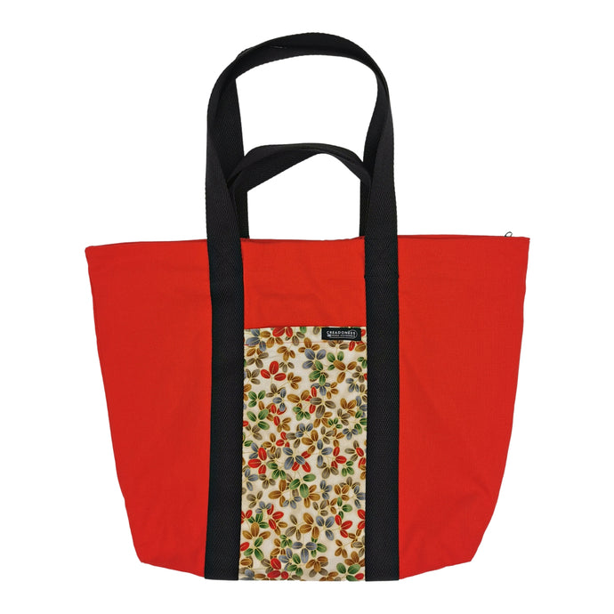 Maxi Bag hecha de algodón de color rojo con un bolsillo exterior de color beige y diseño floral. Las flores son pequeñas y de color durazno, azul y verde. Su medida es de 46 cm de alto.