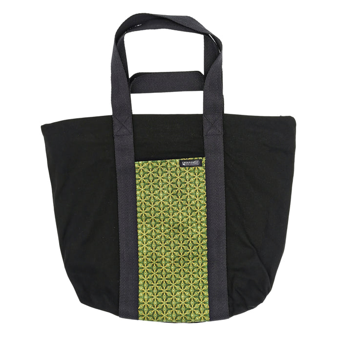 Maxi Bag hecha de algodón de color negra con un bolsillo exterior con estampado verde y diseño geométrico con tonalidades amarillas. Su medida es de 46 cm de alto.