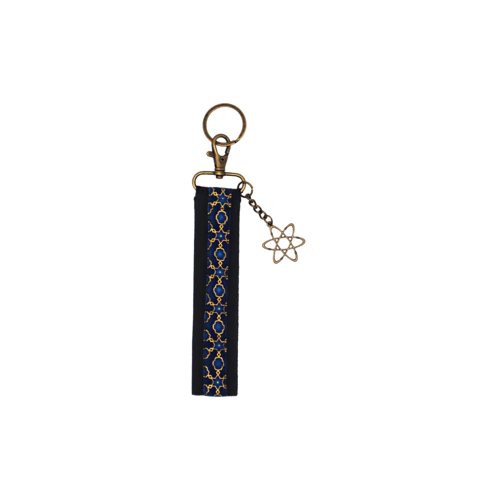 Llavero de algodón de color negro con estampado geométrico azul. Su medida es de 14 cm y por su diseño permite colocarlo en la muñeca.