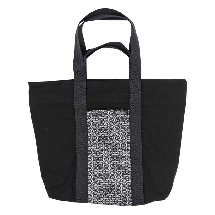 Maxi Bag hecha de algodón de color negra con un bolsillo exterior con diseño geométrico color plateado. Su medida es de 46 cm de alto
